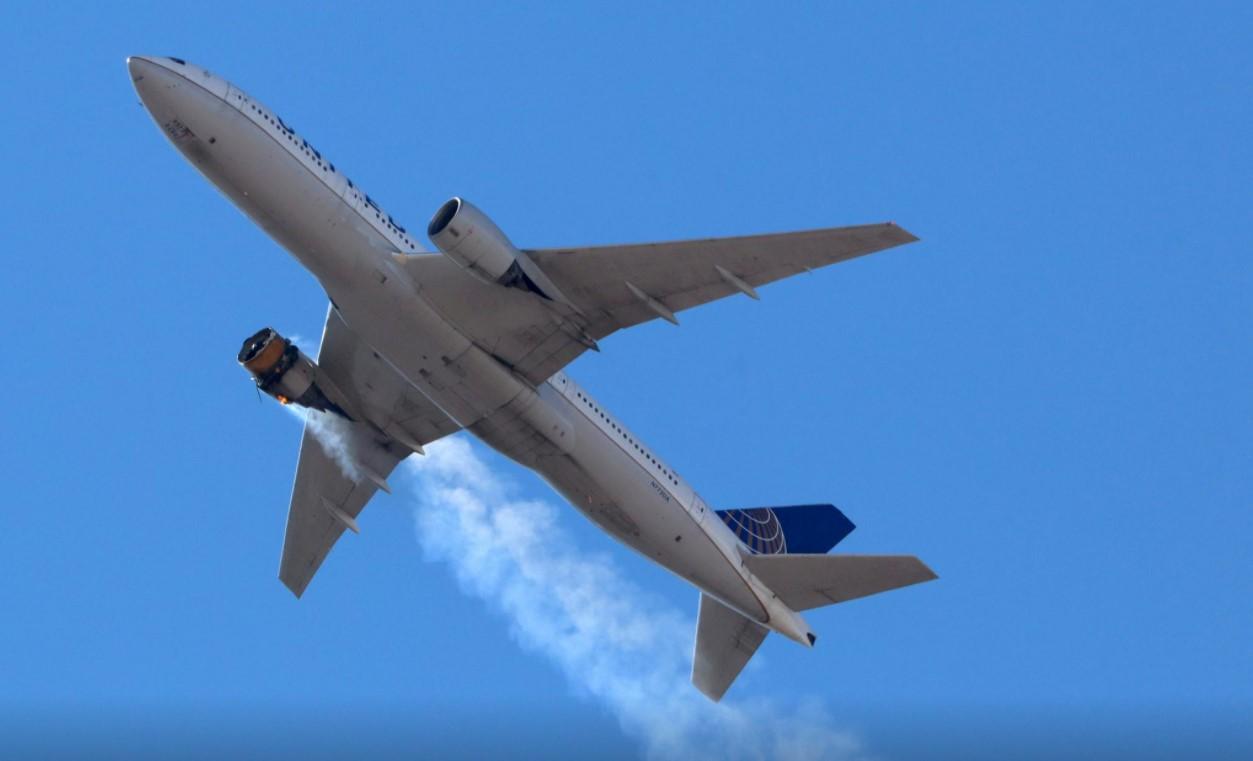 United Airlines flight UA328, carrying 231 passengers and 10 crew on board, returns to Denver International Airport with its starboard engine on fire after it called a Mayday alert, over Denver, Colorado, U.S. February 20, 2021. - Avaz