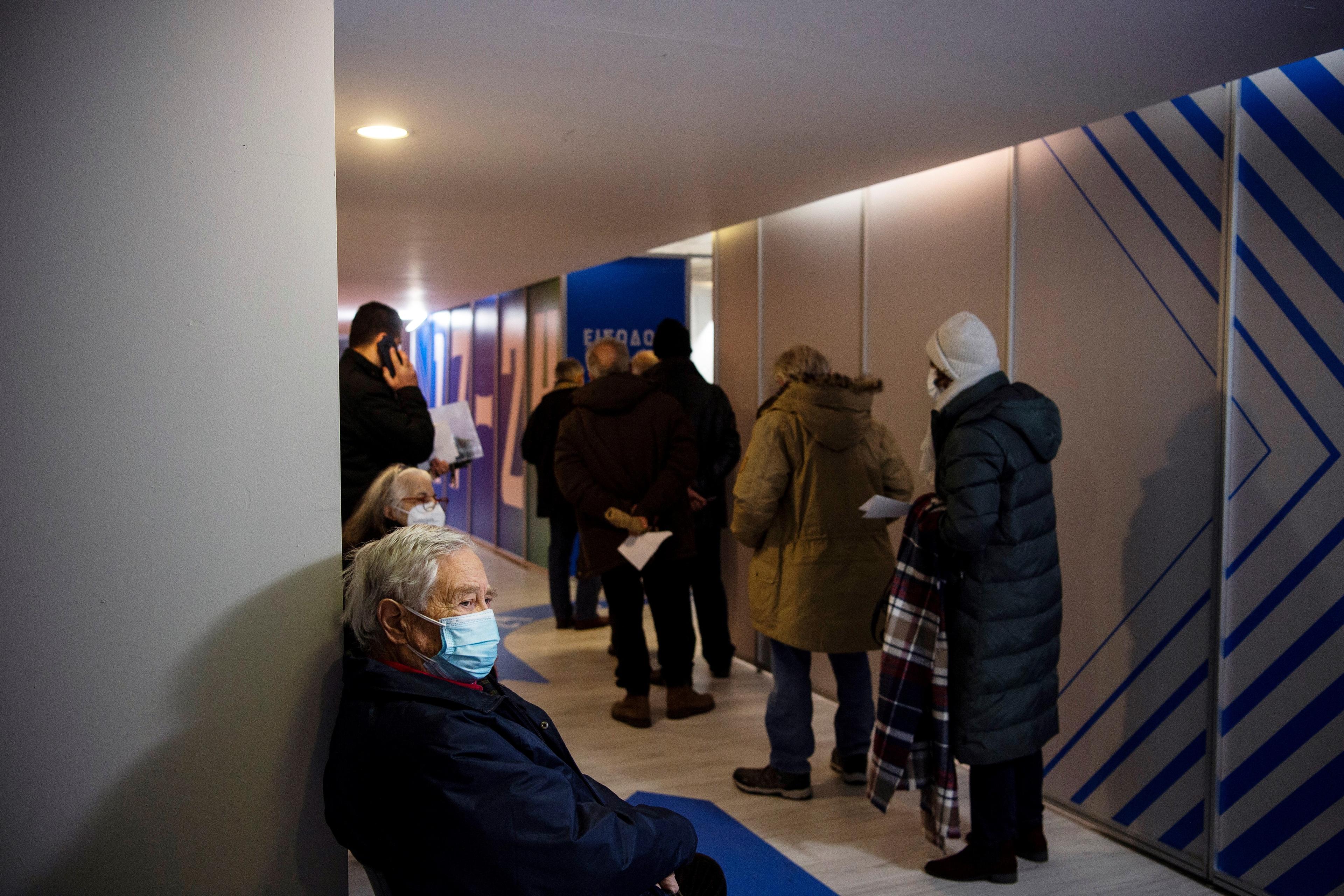 Građani Atine čekaju u redu za vakcinaciju - Avaz