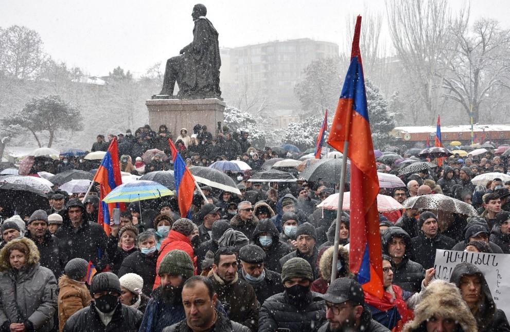Veliki protesti u Armeniji nakon što je premijer optužio vojsku za pokušaj puča