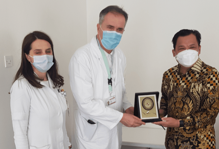 Ambassador of Indonesia to B&H presents a plaque to Sarajevo General Hospital
