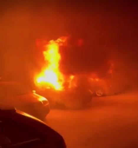 Pogledajte kako vatra guta automobile u autokući kod Viteza