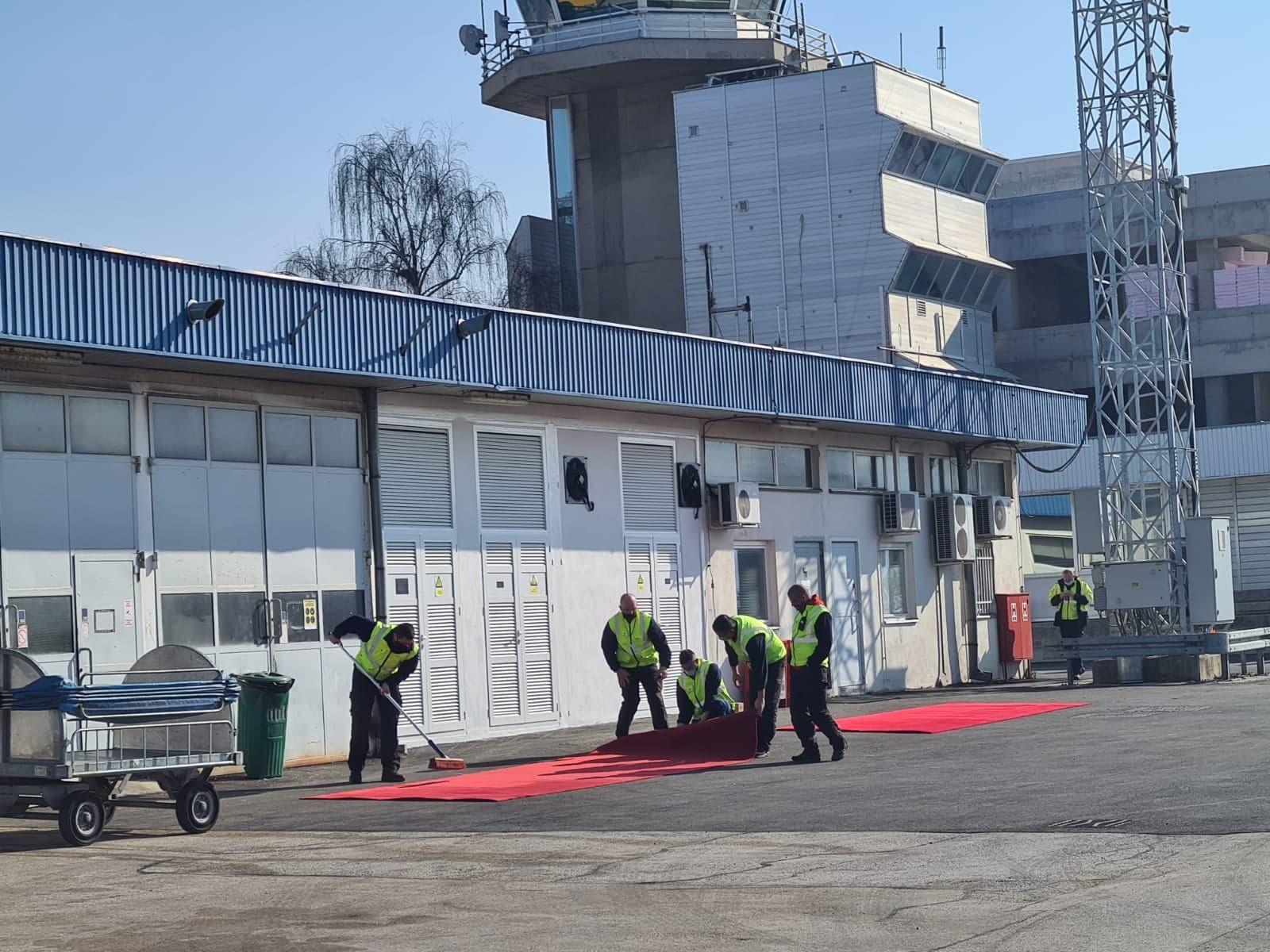 Radnici pripremaju crveni tepih neposredno prije slijetanja aviona iz Srbije - Avaz