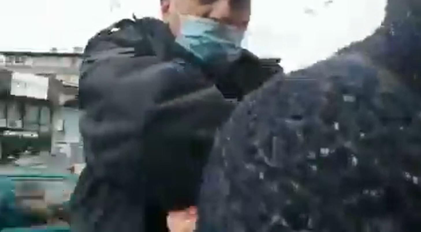 Objavljen video hapšenja novinarke i aktivistice Nidžare Ahmetašević, policajac rekao "stavi lisice budali"