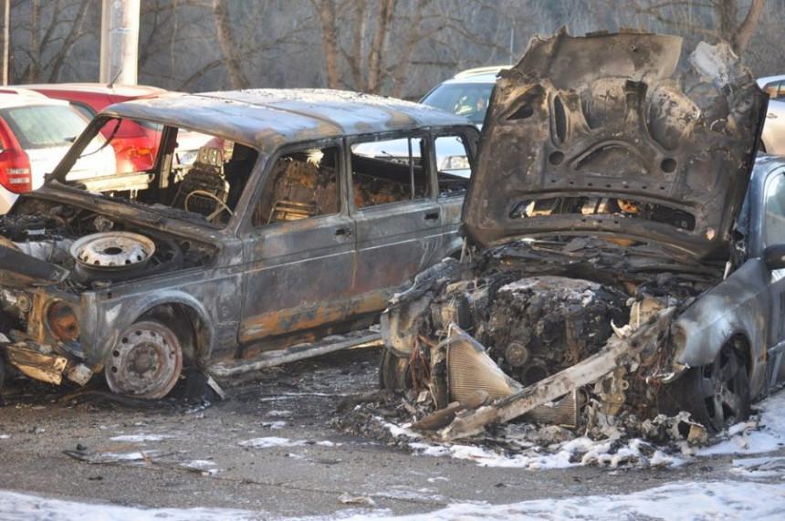 Automobili izgorjeli na parkingu - Avaz