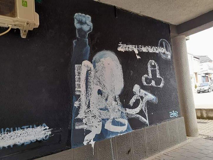 Oskrnavljen mural legendarnog kantautora - Avaz