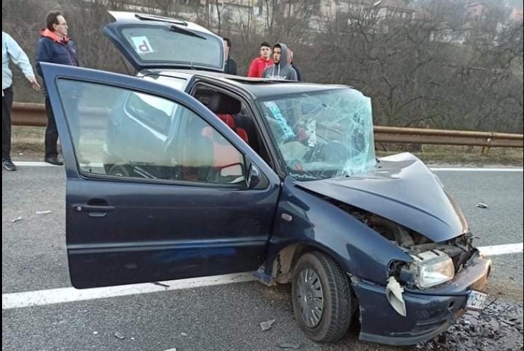 Oštećeno vozilo na mjestu nesreće - Avaz