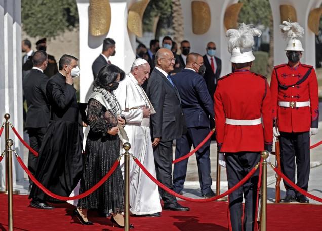 Iraq's President Barham Saleh (C-R) and his wife Sarbagh (C-L) escort Pope Francis (C) during the farewell ceremony for the pontiff at the Iraqi capital's Baghdad International Airport on March 8, 2021. - Avaz