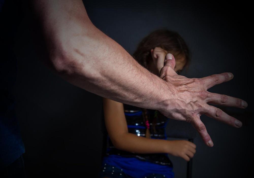 Optužen zbog prisilne udaje trinaestogodišnje kćeri, suprug je navodio na prosjačenje i prostituciju