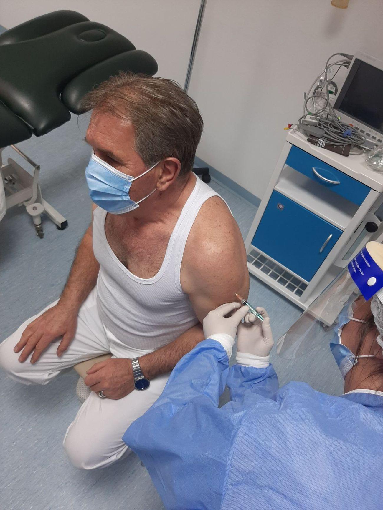 U Mostaru prvu vakcinu primio dr. Nazif Derviškadić