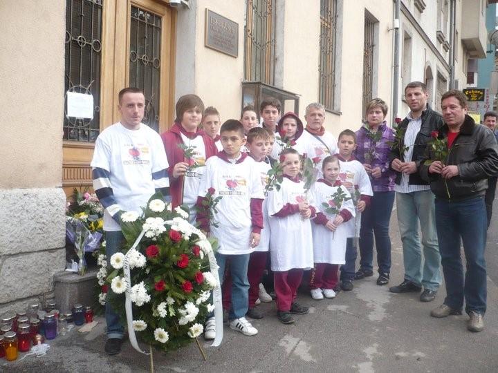 Mnogi građani Sarajeva, uključujući i članove Judo saveza, su posjećivali prostorije naše ambasade tokom nekoliko dana nakon velikog potresa, noseći cvijeće i paleći svijeće - Avaz