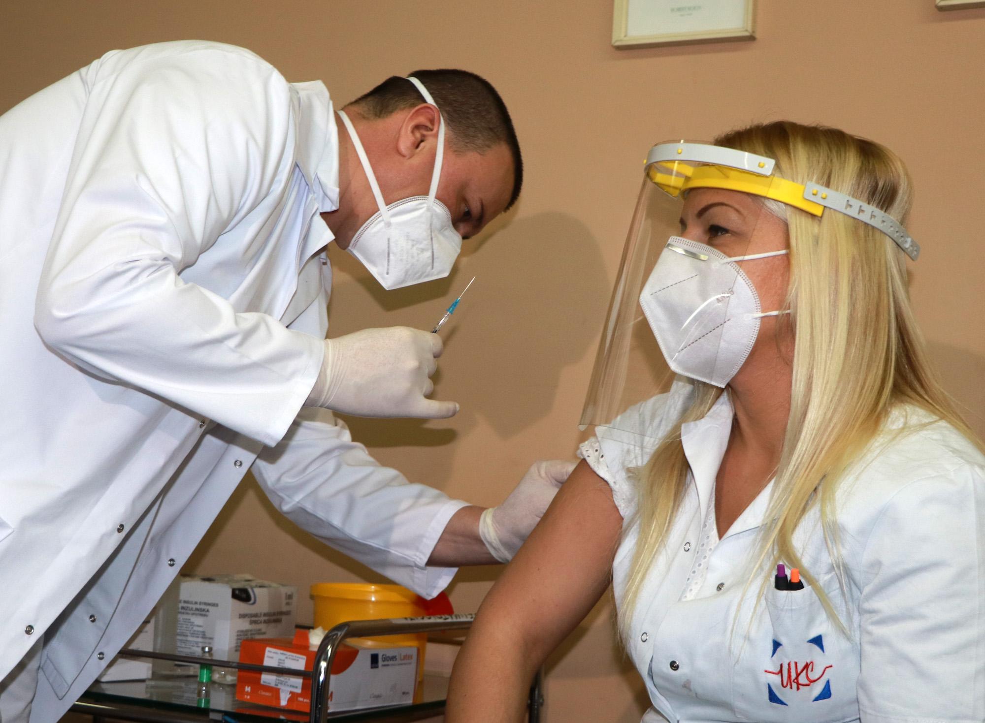 Prvih 30 uposlenika UKC Tuzla primili vakcine AstraZeneca