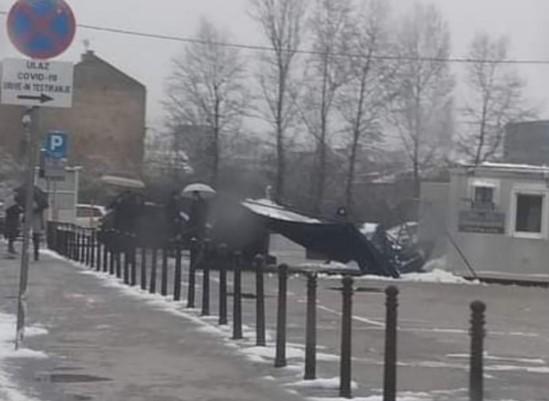Javašluk: Srušen šator drive-in punkta u Sarajevu pod težinom snijega