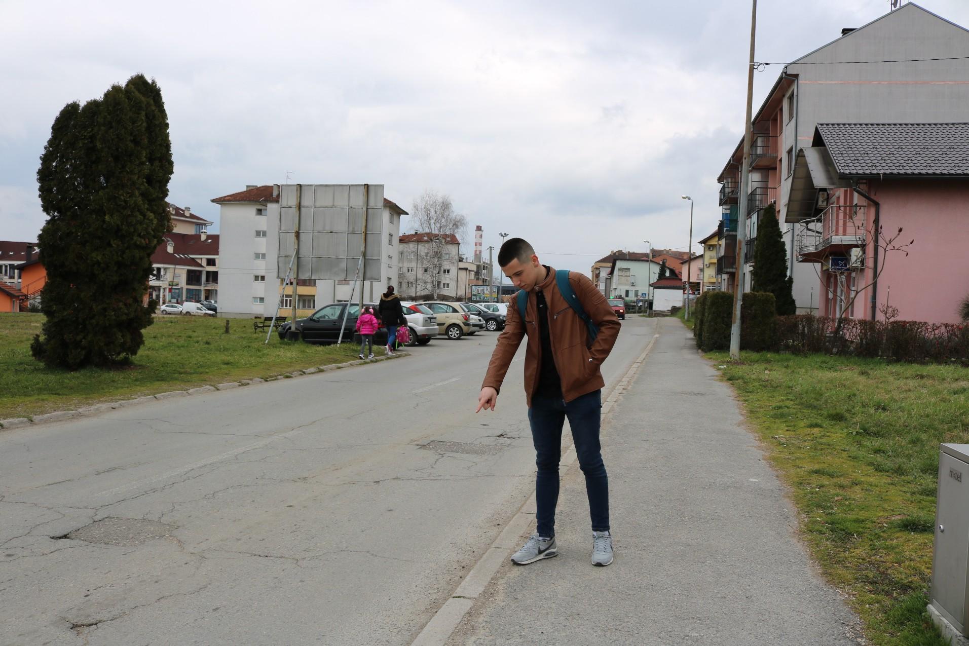Nikola Pejić pokazuje mjesto na kojem je našao torbu - Avaz