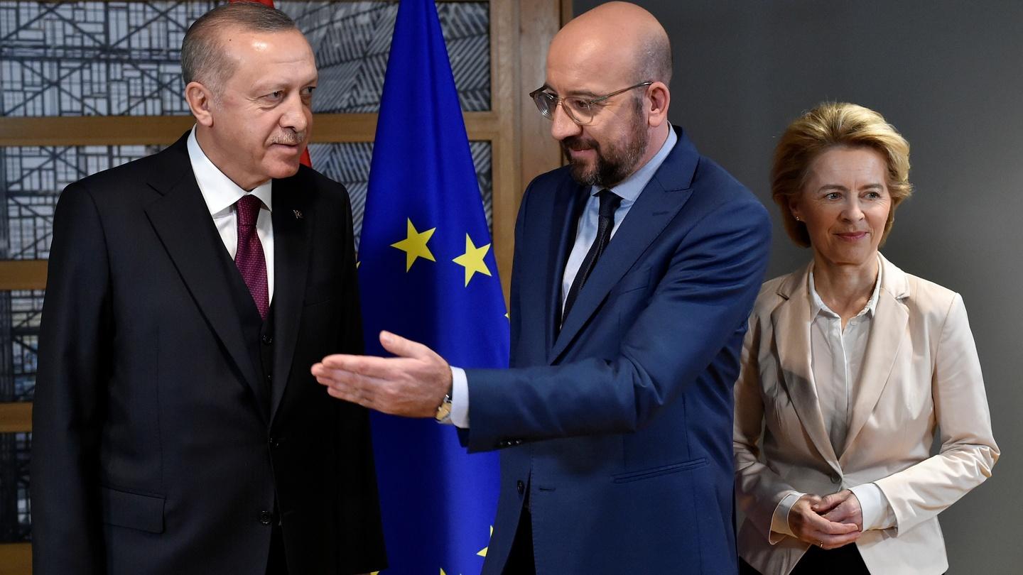 EU Council president Charles Michel (centre) and European Commission president Ursula von der Leyen (right) welcome Turkish president Tayyip Erdogan (left) before their meeting at the EU headquarters in Brussels, Belgium March 9th 2020. - Avaz