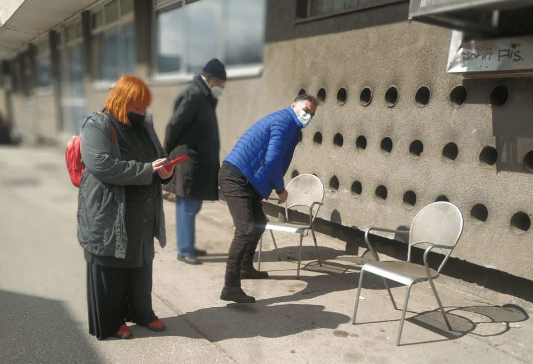 Aktivisti SBB-a pomažu građanima: Postavljene stolice ispred domova zdravlja