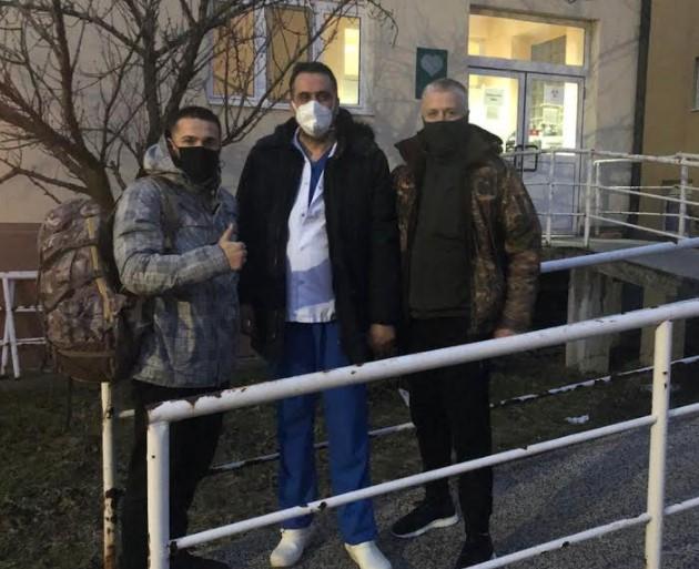 Naser Orić sa sinom Amarom i doktorom Hadžiefendićem prilikom izlaska iz bolnice - Avaz