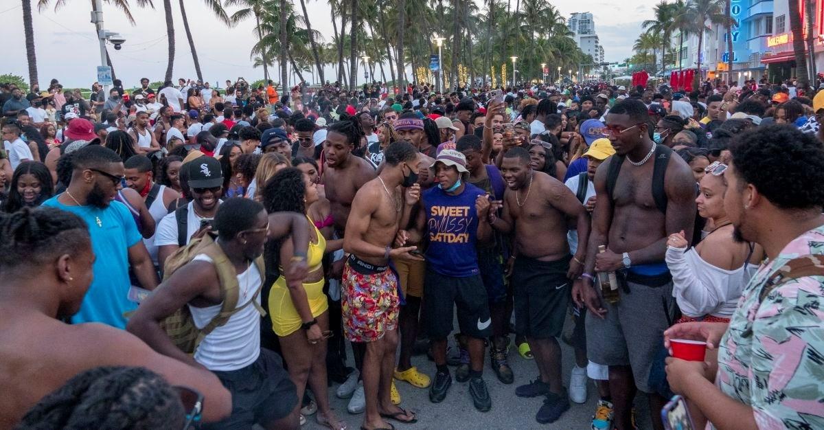 Nadrealne scene: Partijaneri navalili u Majami Bič uprkos koroni, proglašeno vanredno stanje