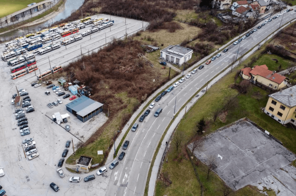 Haotična situacija u Sarajevu: Nepregledna kolona vozila ispred Drive-in punkta u Novom Gradu