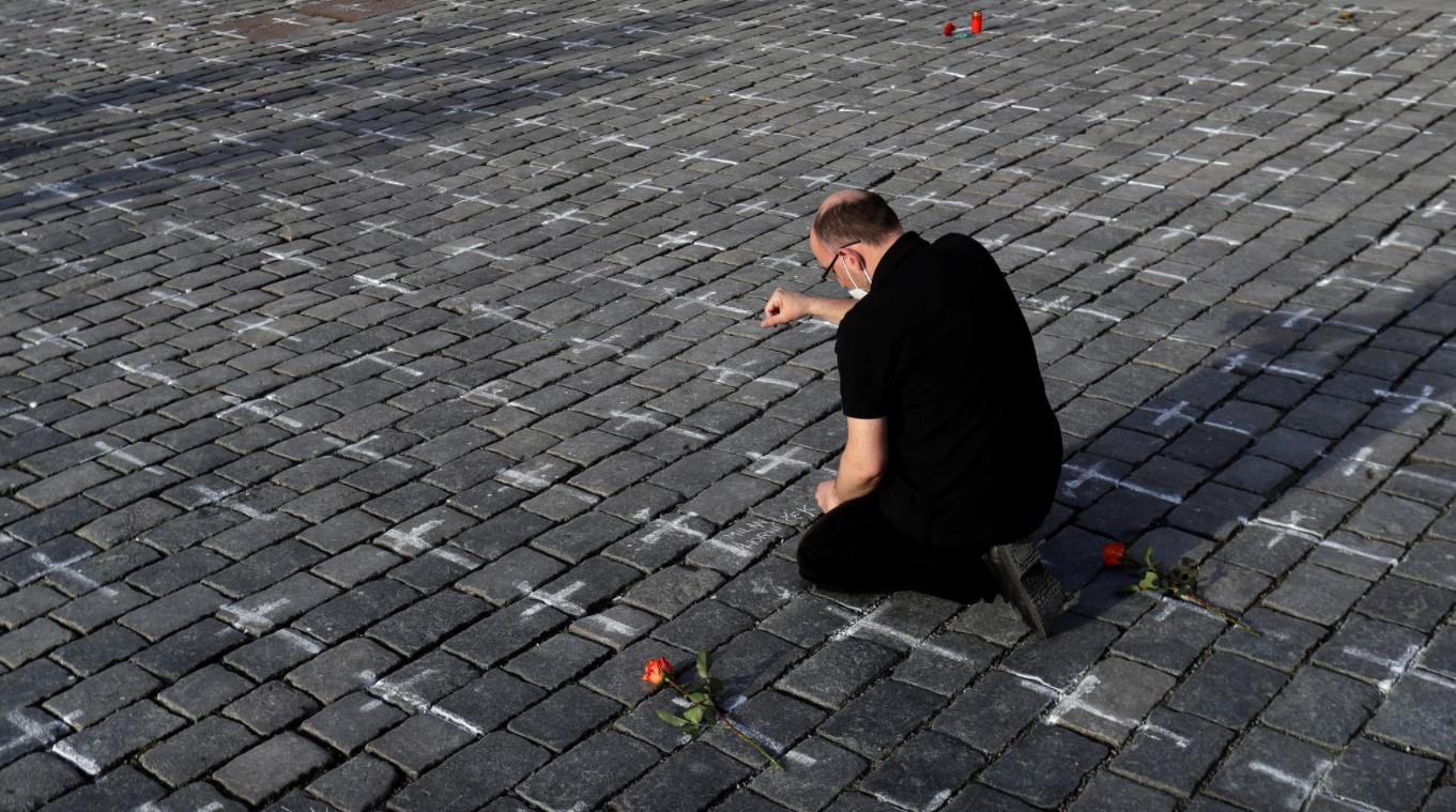 Mourners make Prague's Old Town Square into sombre memorial for coronavirus victims