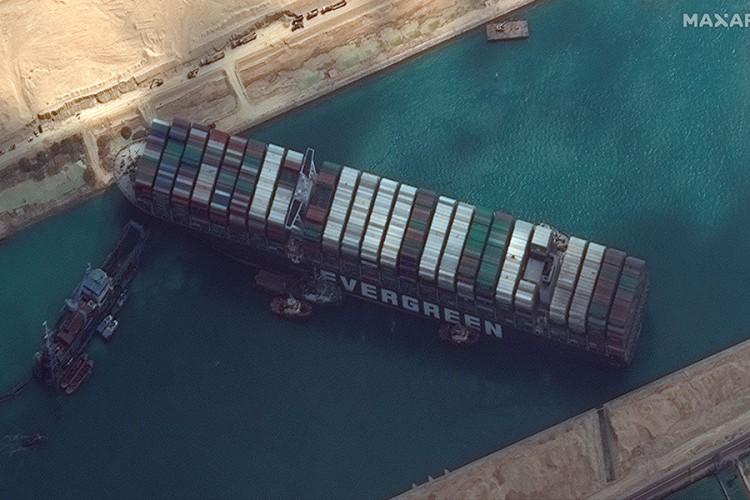 Propao pokušaj izvlačenja broda iz Sueckog kanala