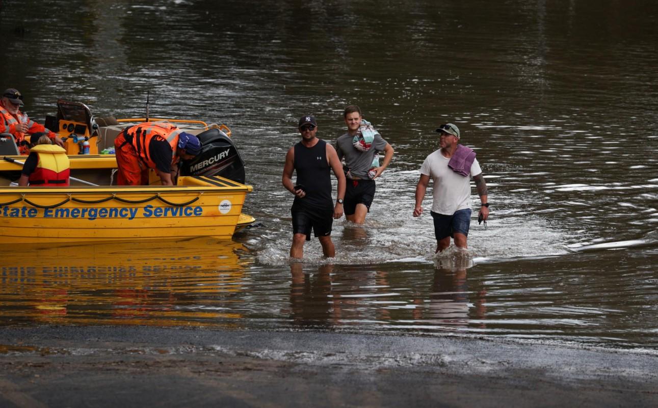 Australians assess flood damage, accelerate clean-up