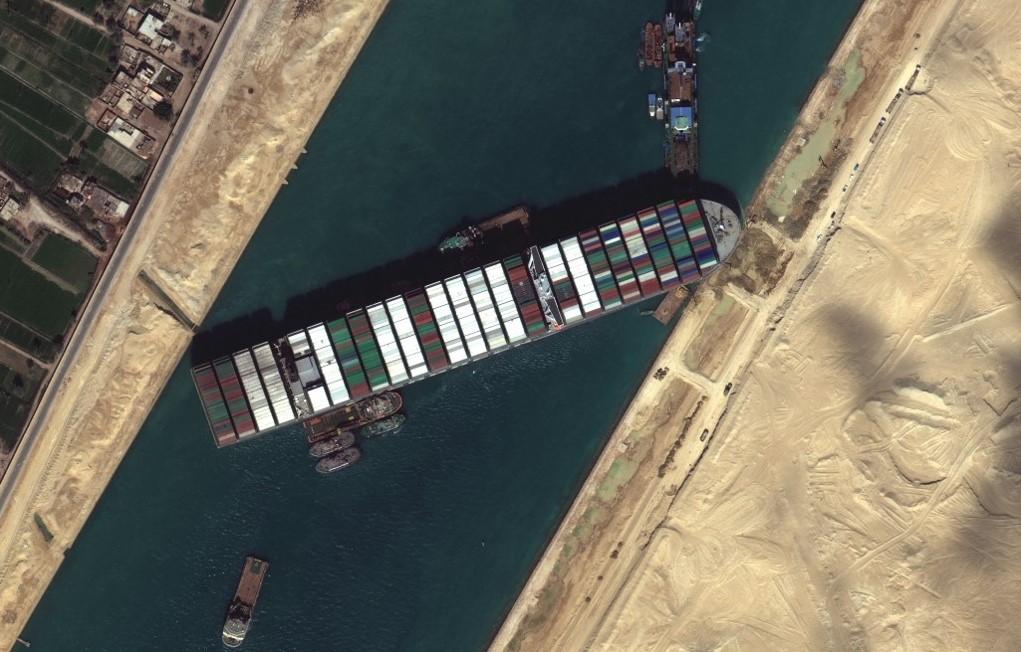 Snimljeno pomjeranje ogromnog broda koji je zaglavljen u Sueskom kanalu
