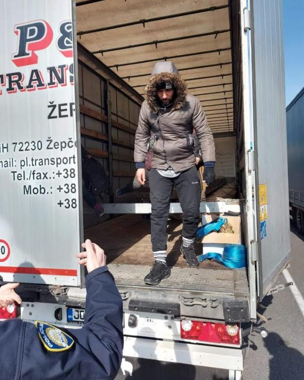 Migranti izlaze iz kamiona - Avaz