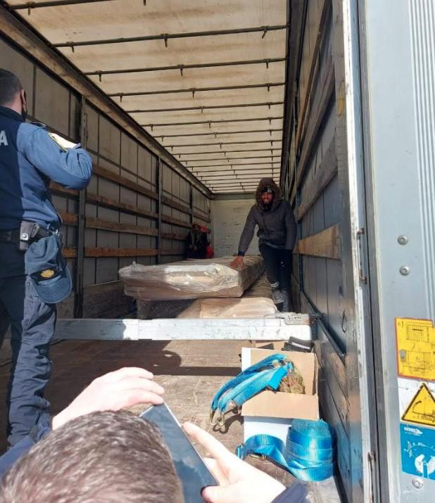 Carinici otkrili grupu u kamionu - Avaz