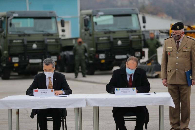 B&H Defense Minister Sifet Podžić and Chinese Ambassador to B&H Ji Ping today signed certificates on handover of engineering machines and vehicles - Avaz