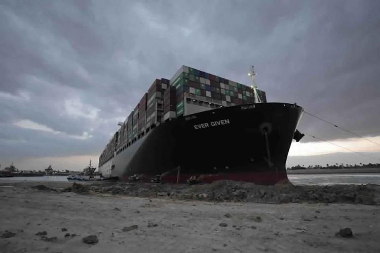 Gubici zbog zaglavljenog broda dostižu milijardu dolara