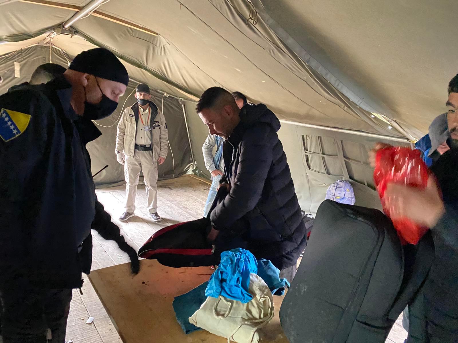 U devastiranim objektima u Bihaću zatečena 83 migranta