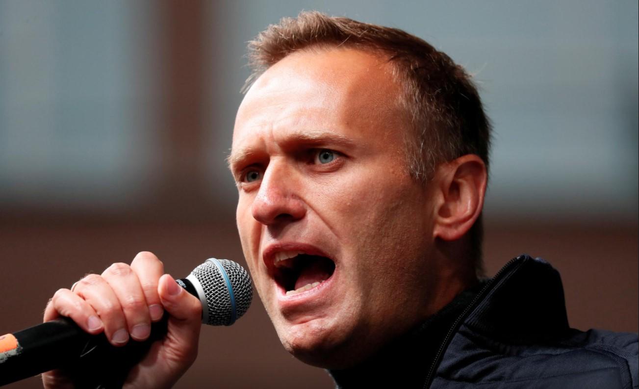 Jailed Kremlin critic Navalny says he has cough and temperature amid TB outbreak