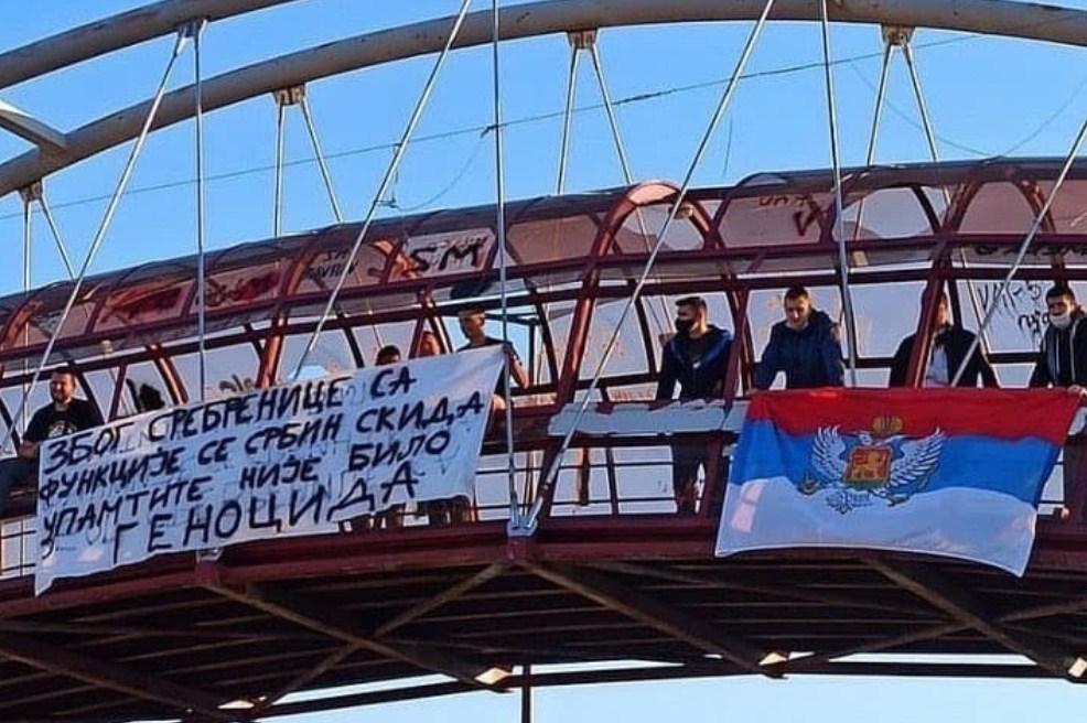 Skandalozan i sraman transparent na skupu podrške Leposaviću