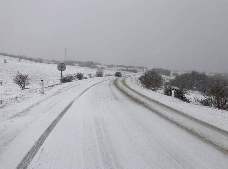 Snijeg stigao u Bosnu i Hercegovinu: Na ovim putnim pravcima je otežan saobraćaj