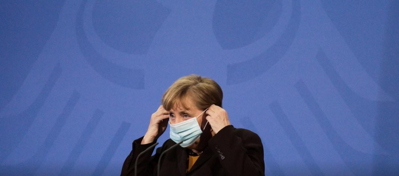 German Chancellor Angela Merkel puts on her face mask as she briefed the media after a virtual meeting with federal state governors at the chancellery in Berlin, Germany, March 30, 2021. - Avaz