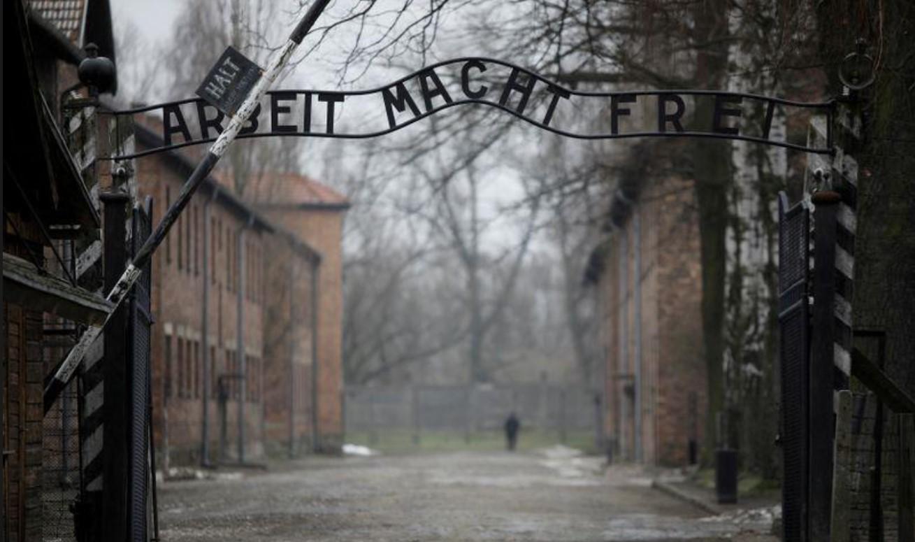 The "Arbeit macht frei" (Work sets you free) gate is pictured on the site of the former Nazi German concentration and extermination camp Auschwitz, empty due to COVID-19 restrictions, two days before the 76th virtual anniversary of the liberation of the camp in Oswiecim, Poland, January 25, 2021. Picture taken January 25, 2021. - Avaz