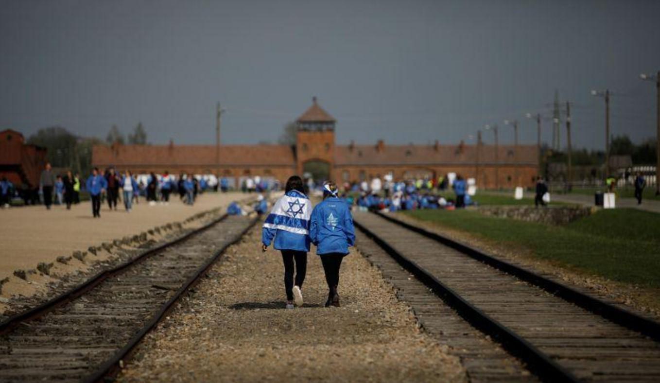 Participants attend the annual "March of the Living" to commemorate the Holocaust at the former Nazi concentration camp Auschwitz, in Brzezinka near Oswiecim, Poland, May 2, 2019. - Avaz