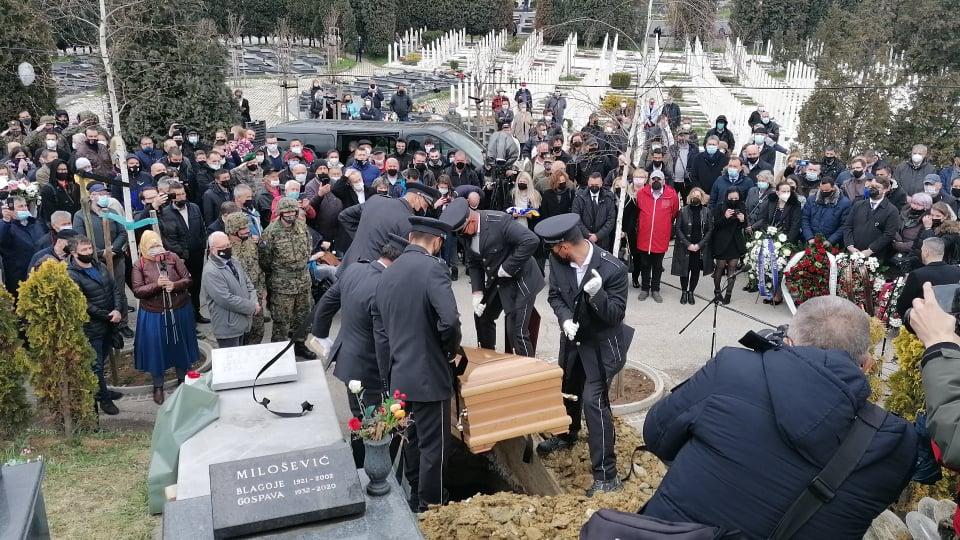 Posljednji ispraćaj legendarnog generala Jovana Divjaka, sahranjen uz pjesmu "Bella Ciao"