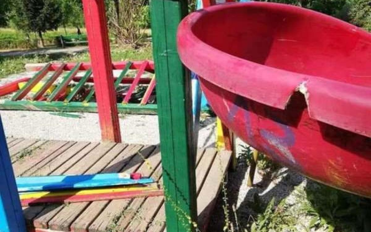 Općina Centar: Na Soukbunaru potpuno uništena dječija igrališta i mobilijar