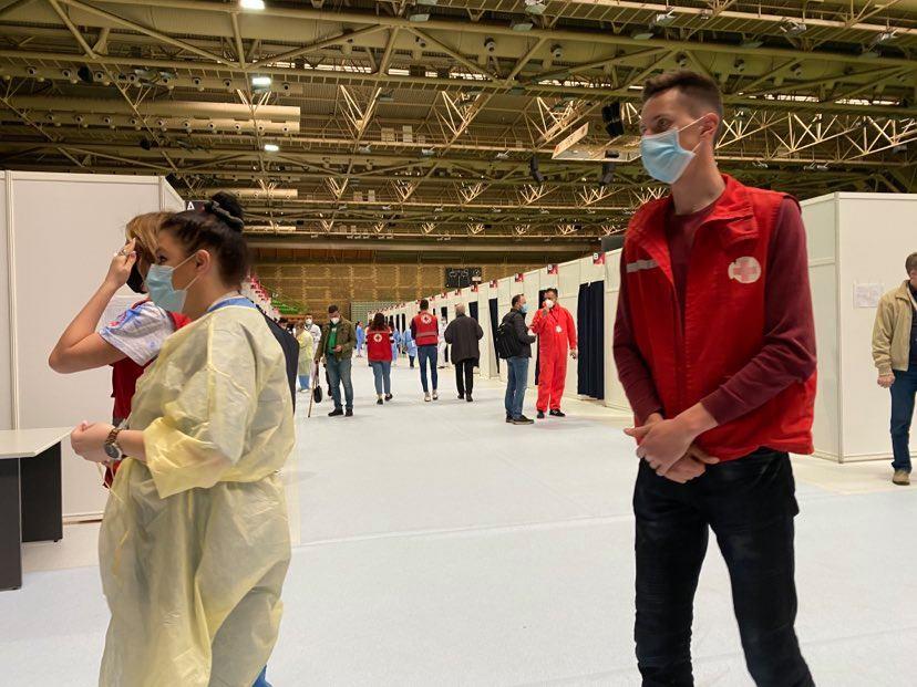 Volonteri Crvenog križa pomažu građanima - Avaz