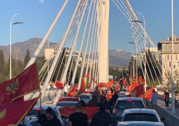 Kolone vozila sa crnogorskim zastavama - Avaz