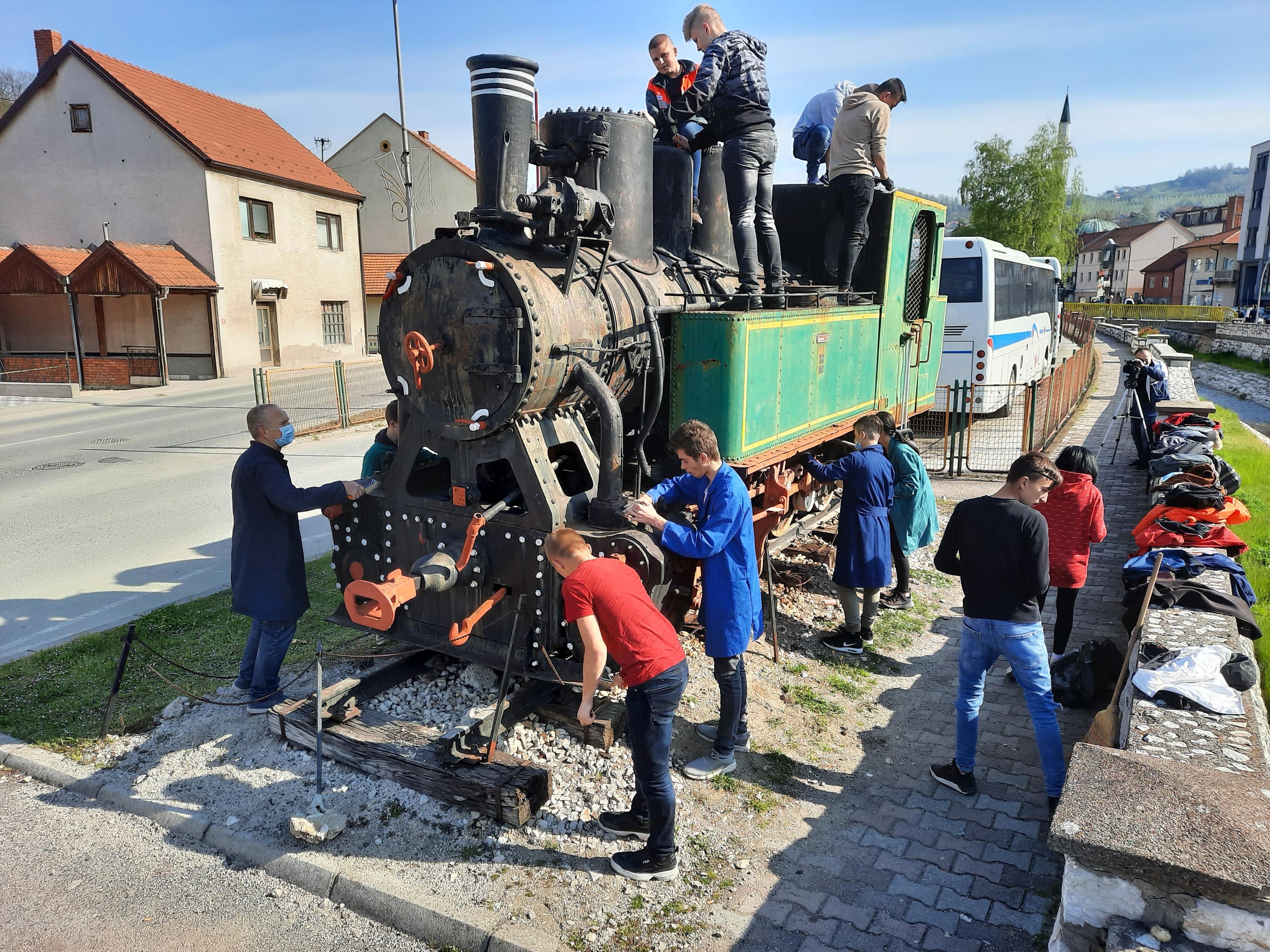 Srednjoškolci obnavljaju staru lokomotivu - Avaz