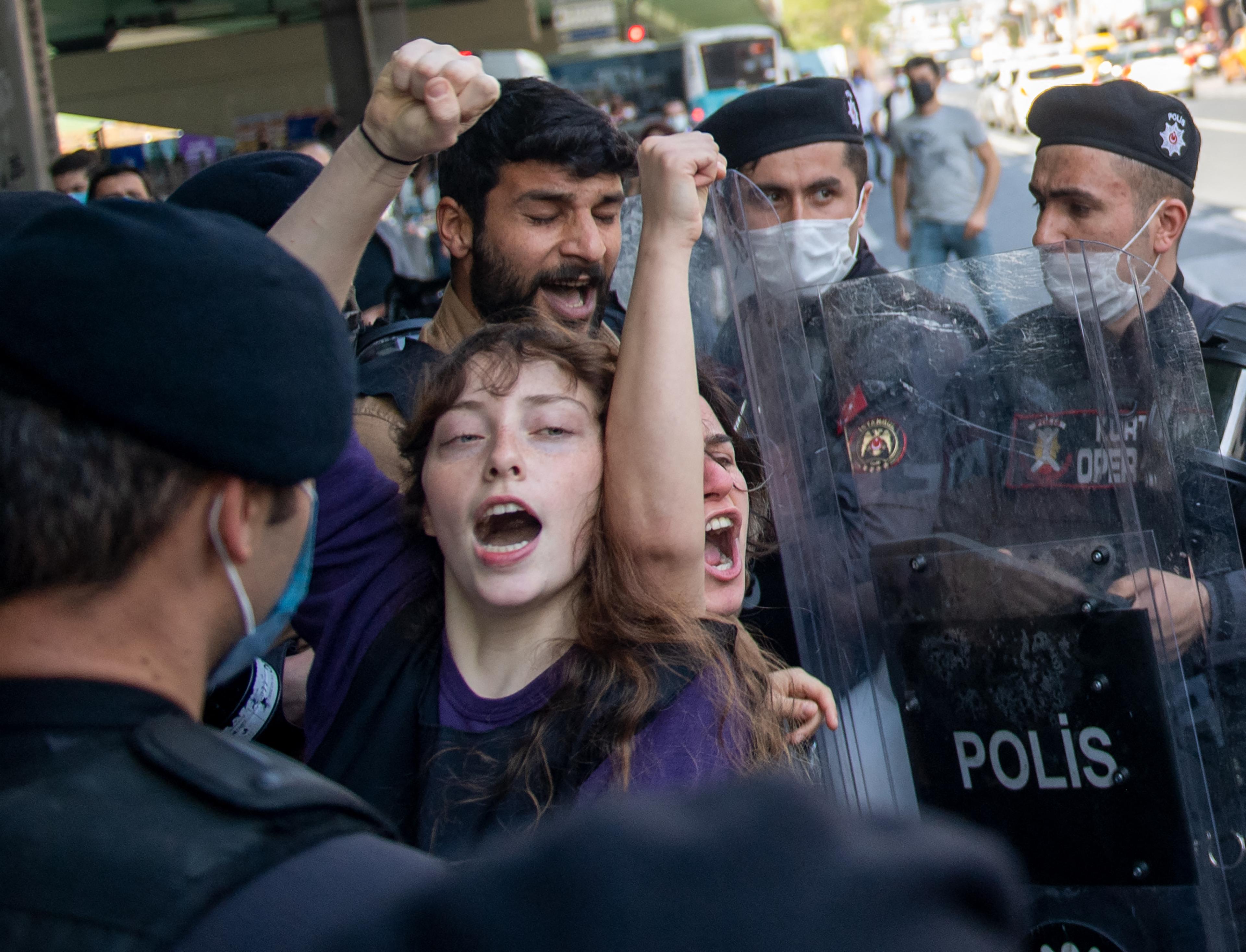 Policija hapsi demonstrante - Avaz