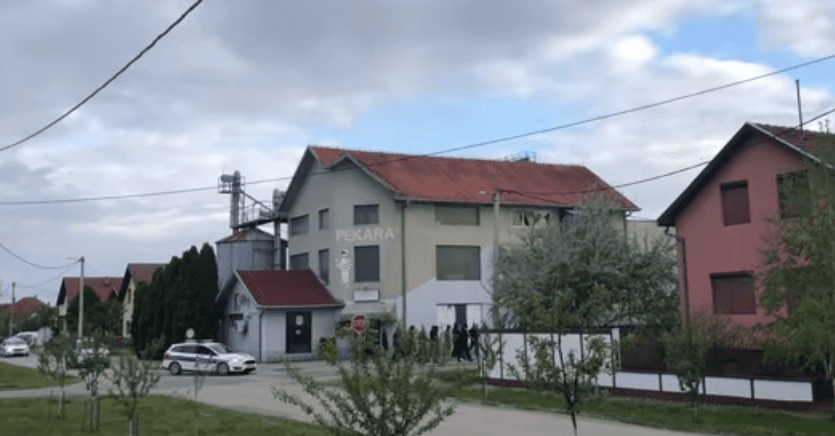 Grupa muškaraca u Borovu uzvikuje "Ubij Srbina", s njima je policija