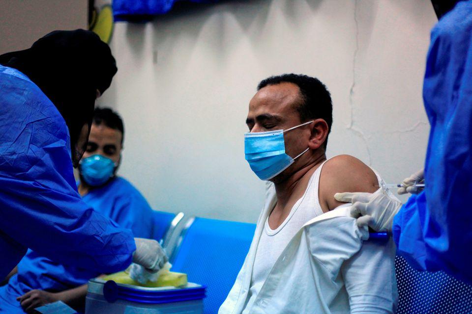 A man receives the AstraZeneca vaccine against the coronavirus disease (COVID-19), at a medical center in Taiz, Yemen April 27, 2021. Picture taken April 27, 2021. - Avaz