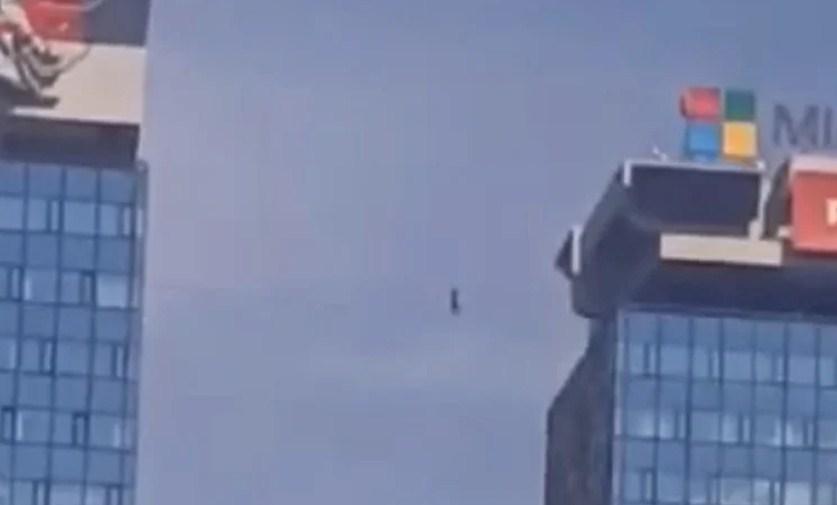 Muškarac hodao po žici između dva nebodera na Marindvoru