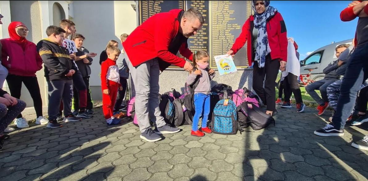 "Merhamet" obradovao djecu u Zvorniku i Bratuncu školskim priborom i paketićima