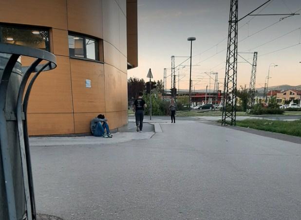Migrant nakon što ga je policija izbacila iz tramvaja - Avaz