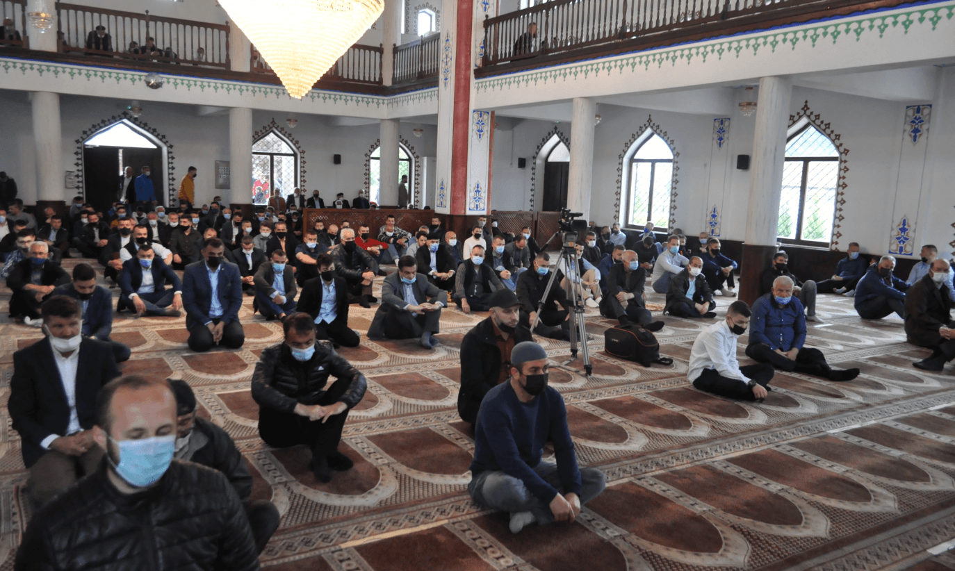 Kajserija džamija pretijesna za sve vjernike