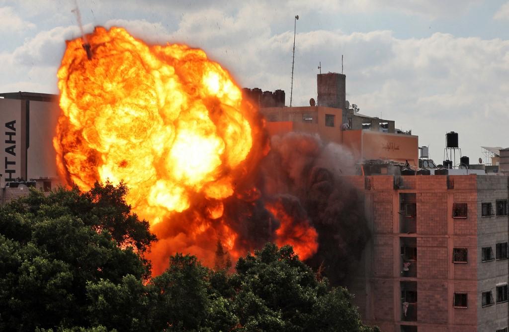 Moment kada je raketa koju su Izraelci ispalili pogodila jednu od zgrada u Pojasu Gaze - Avaz